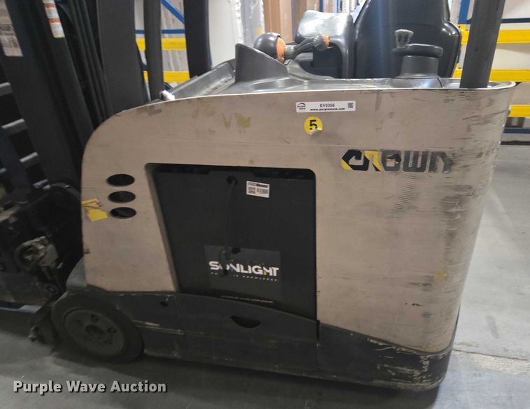 image for item EV5356 2015 Crown RC5545-40 forklift