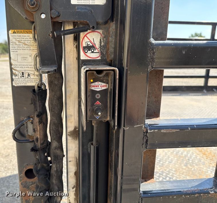 image for item GH9322 2016 Ford F550 Super Duty flatbed truck