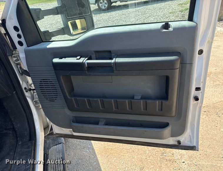 image for item GH9322 2016 Ford F550 Super Duty flatbed truck