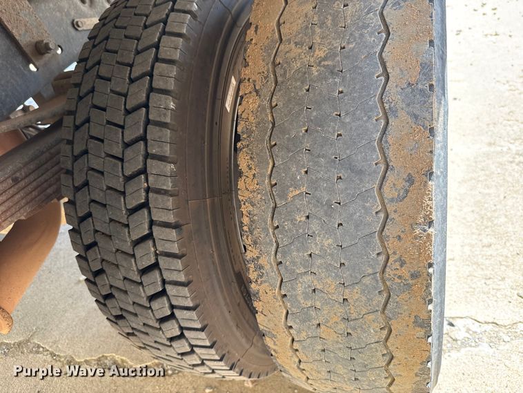 image for item GH9322 2016 Ford F550 Super Duty flatbed truck