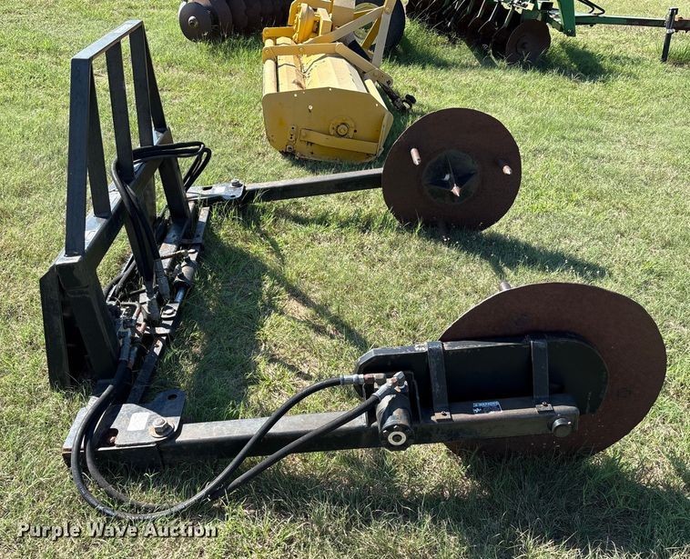 image for item GH9423 Balemaster BMU-3000 Special skid steer bale unroller