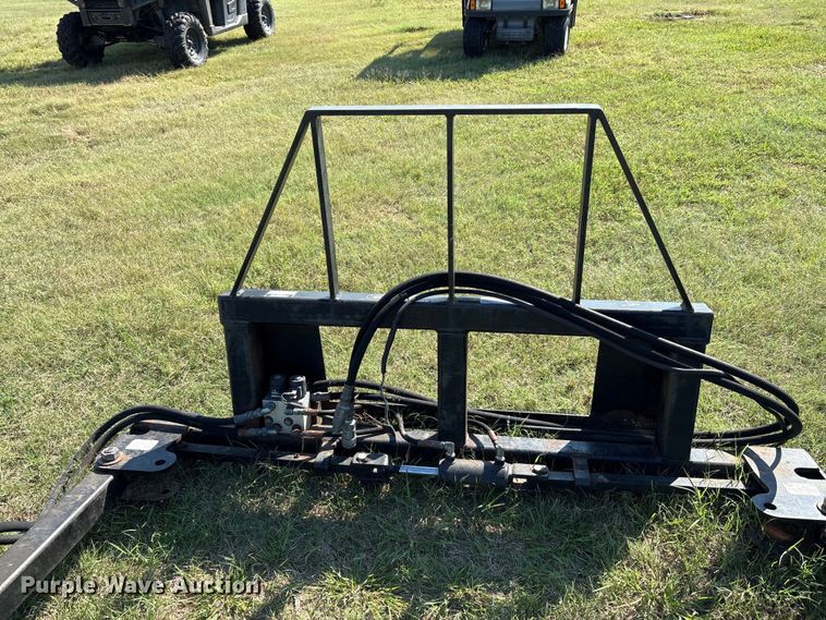 image for item GH9423 Balemaster BMU-3000 Special skid steer bale unroller