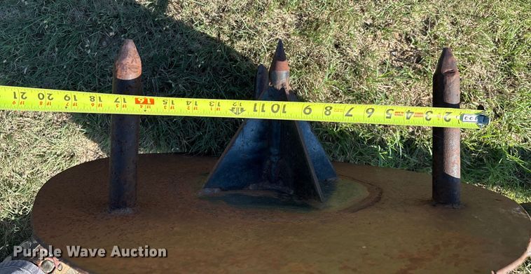 image for item GH9423 Balemaster BMU-3000 Special skid steer bale unroller