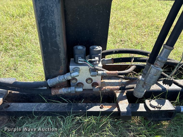 image for item GH9423 Balemaster BMU-3000 Special skid steer bale unroller