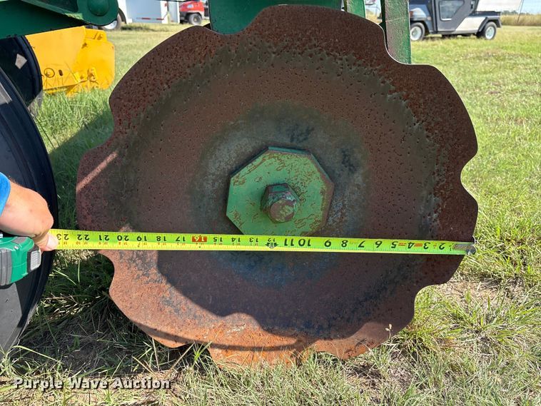 image for item GH9424 John Deere 226 off-set disk