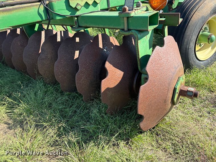 image for item GH9424 John Deere 226 off-set disk