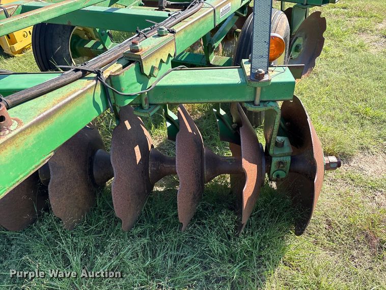image for item GH9424 John Deere 226 off-set disk