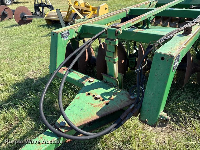 image for item GH9424 John Deere 226 off-set disk