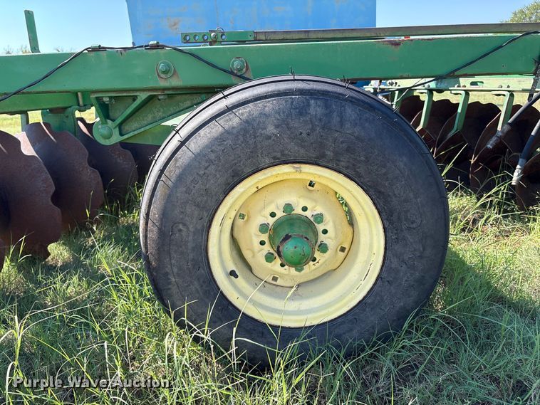 image for item GH9424 John Deere 226 off-set disk