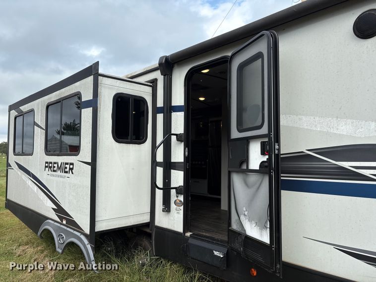 image for item IE9236 2021 Keystone Premier 34RI camper