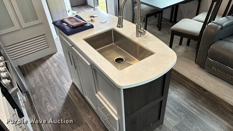 image for item IE9236 2021 Keystone Premier 34RI camper