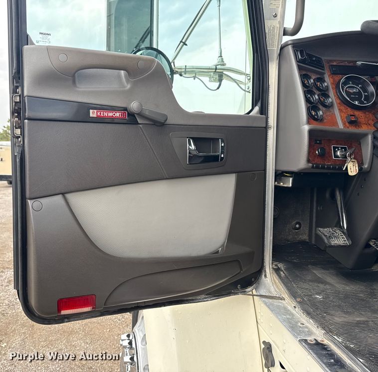 image for item NU9601 2008 Kenworth T300 rollback truck