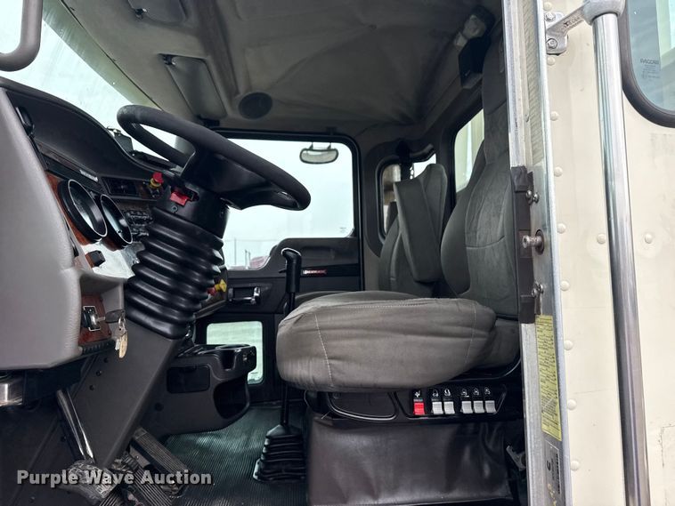 image for item NU9601 2008 Kenworth T300 rollback truck