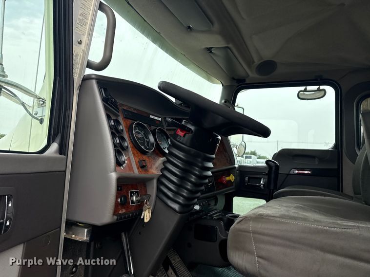 image for item NU9601 2008 Kenworth T300 rollback truck