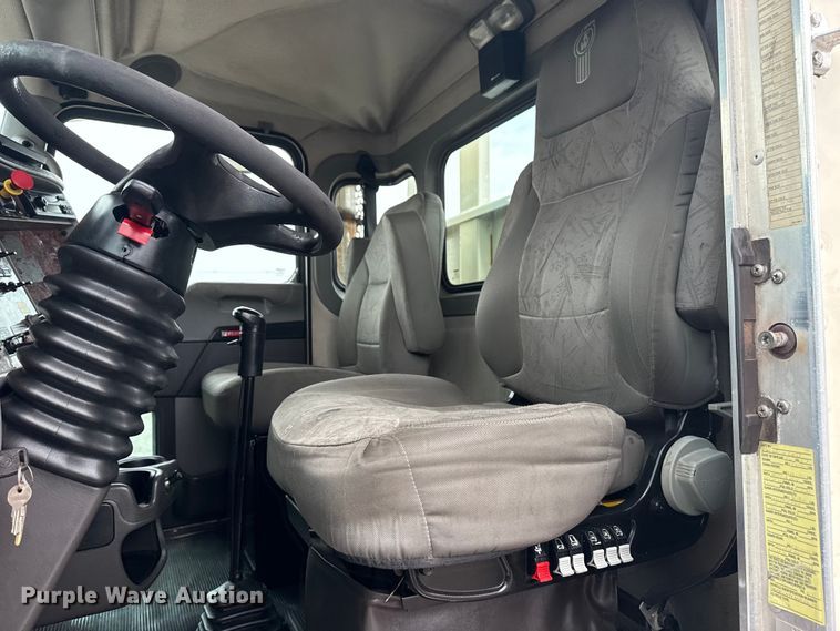 image for item NU9601 2008 Kenworth T300 rollback truck