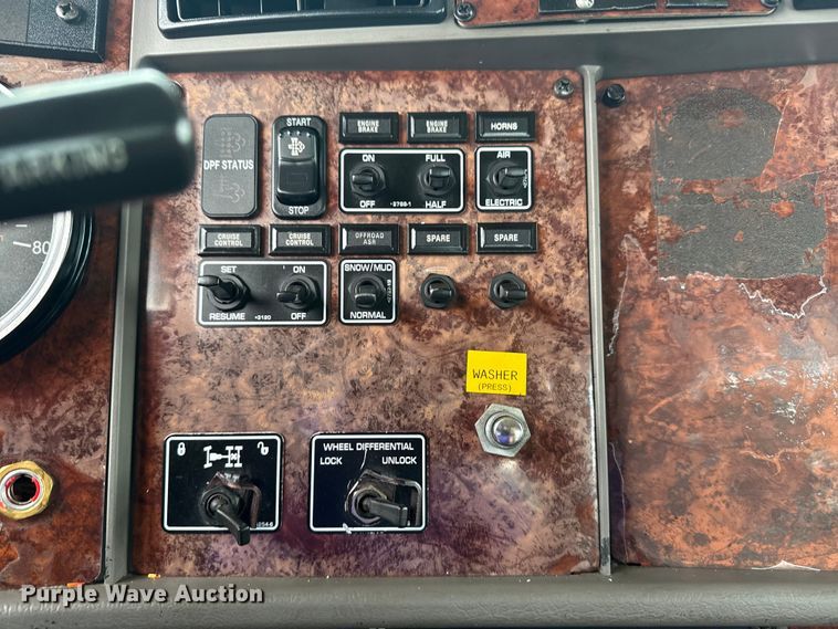 image for item NU9601 2008 Kenworth T300 rollback truck