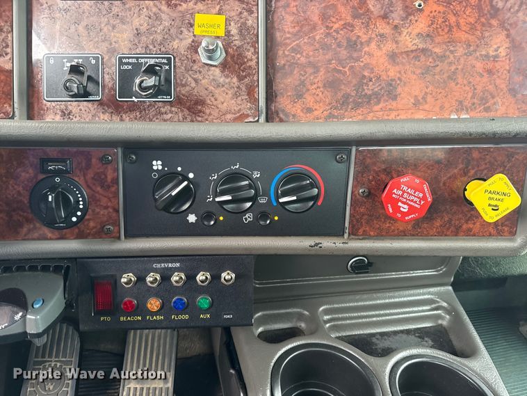 image for item NU9601 2008 Kenworth T300 rollback truck