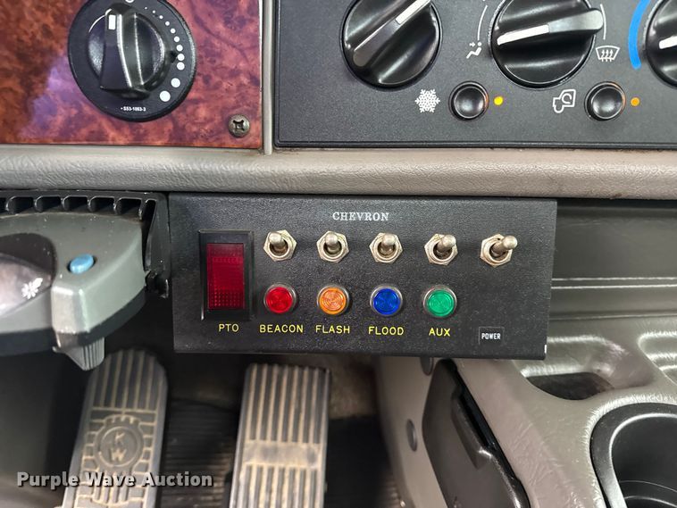 image for item NU9601 2008 Kenworth T300 rollback truck