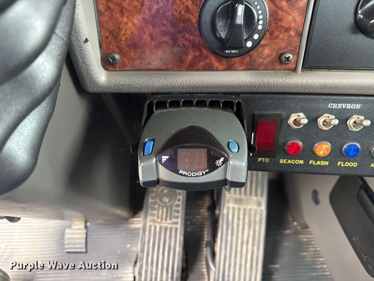 image for item NU9601 2008 Kenworth T300 rollback truck