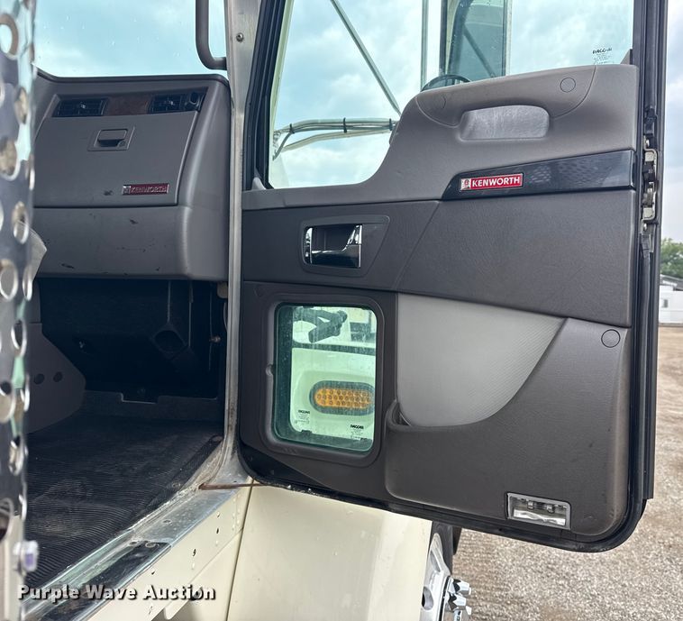 image for item NU9601 2008 Kenworth T300 rollback truck