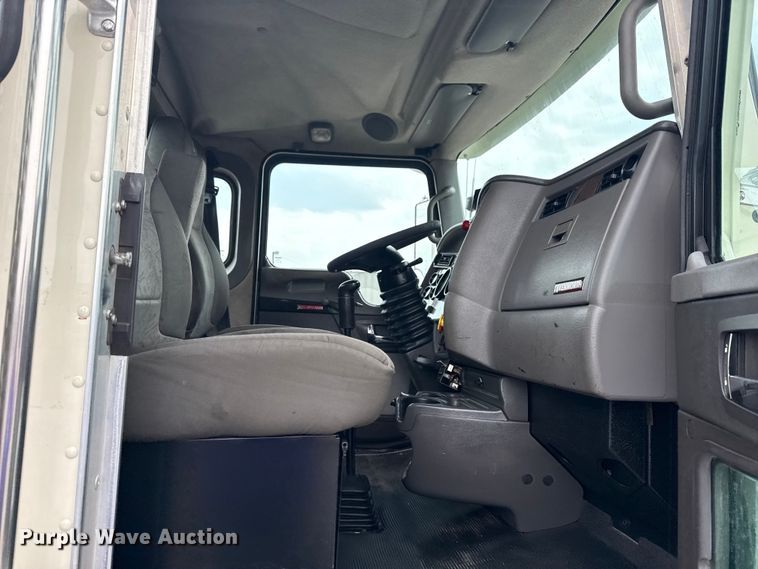 image for item NU9601 2008 Kenworth T300 rollback truck