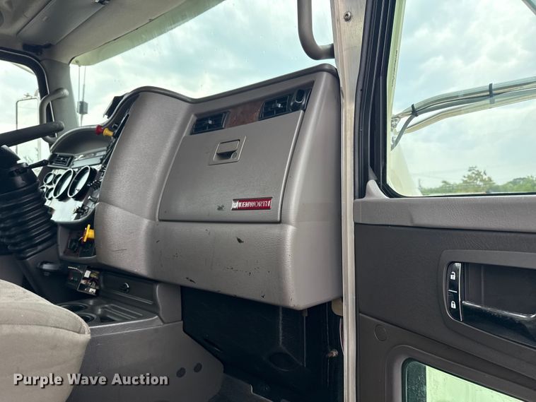 image for item NU9601 2008 Kenworth T300 rollback truck