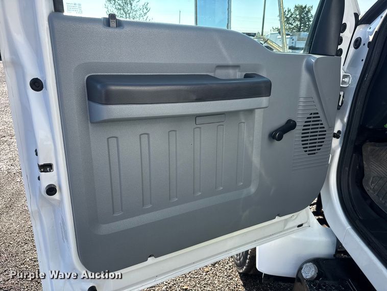 image for item NU9687 2013 Ford F650 Super Duty box truck