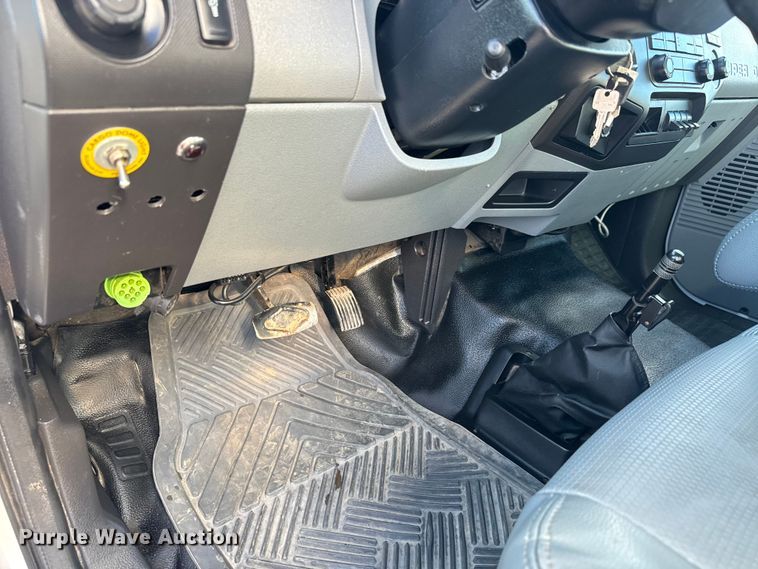 image for item NU9687 2013 Ford F650 Super Duty box truck