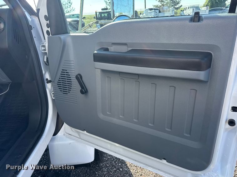 image for item NU9687 2013 Ford F650 Super Duty box truck