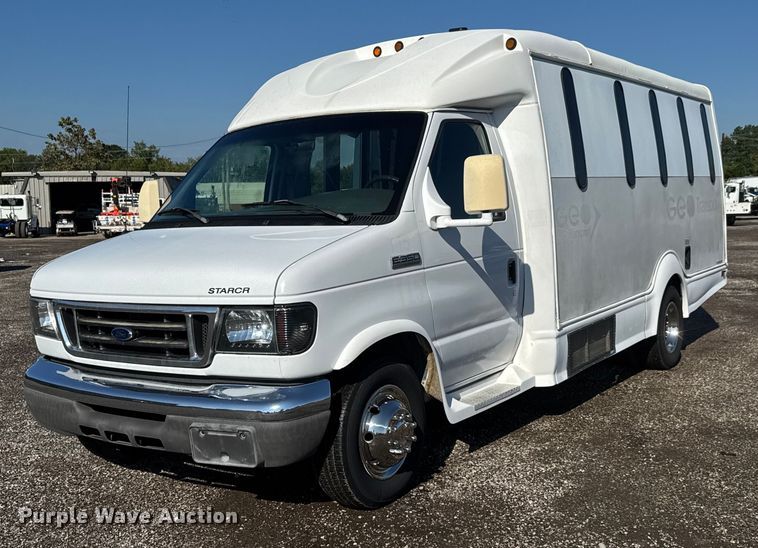 image for item NU9689 2007 Ford E350 Super Duty shuttle bus