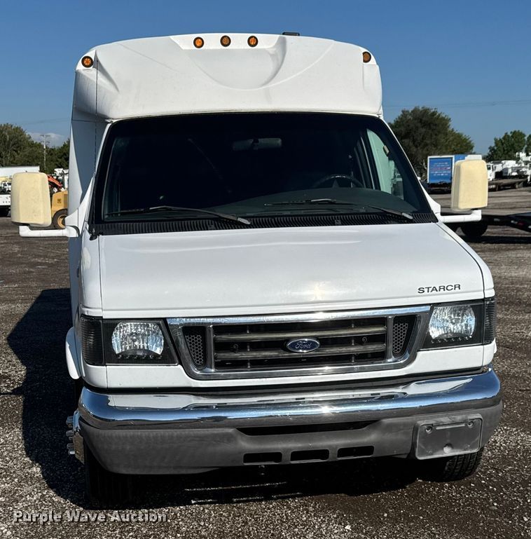 image for item NU9689 2007 Ford E350 Super Duty shuttle bus
