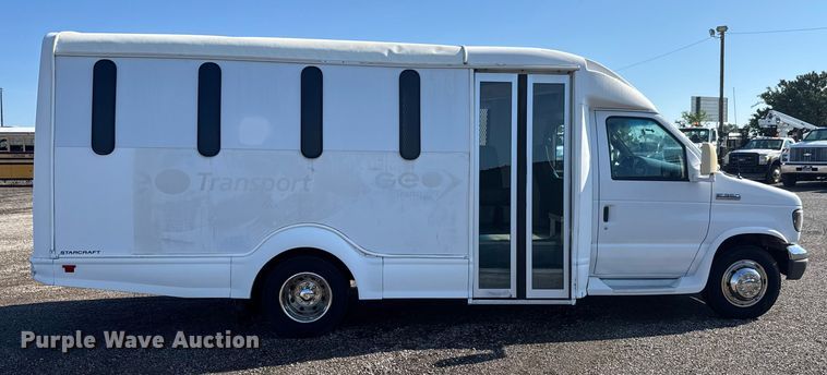 image for item NU9689 2007 Ford E350 Super Duty shuttle bus