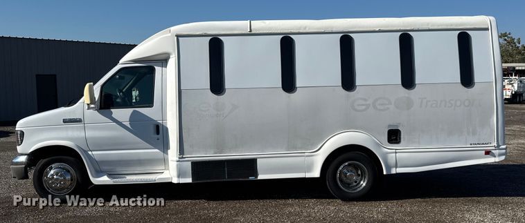 image for item NU9689 2007 Ford E350 Super Duty shuttle bus