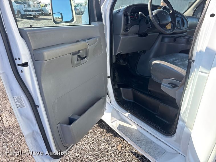 image for item NU9689 2007 Ford E350 Super Duty shuttle bus