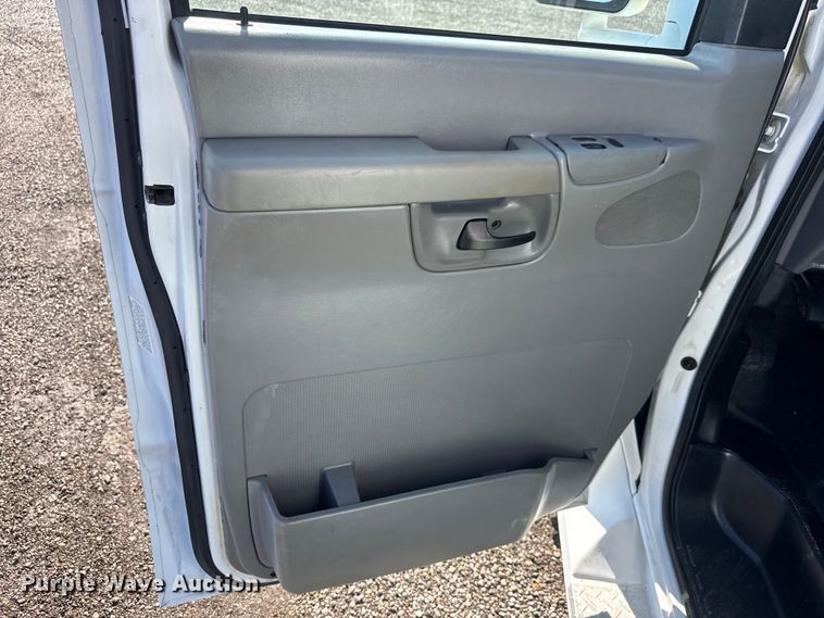 image for item NU9689 2007 Ford E350 Super Duty shuttle bus