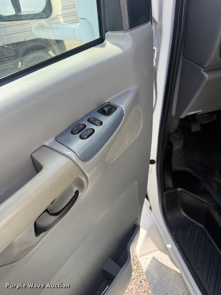 image for item NU9689 2007 Ford E350 Super Duty shuttle bus