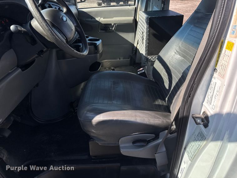 image for item NU9689 2007 Ford E350 Super Duty shuttle bus