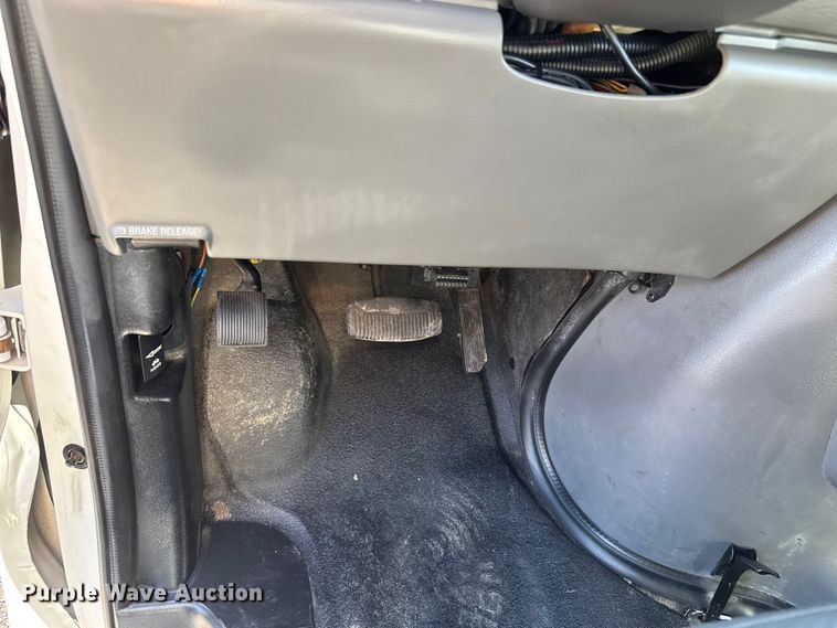 image for item NU9689 2007 Ford E350 Super Duty shuttle bus