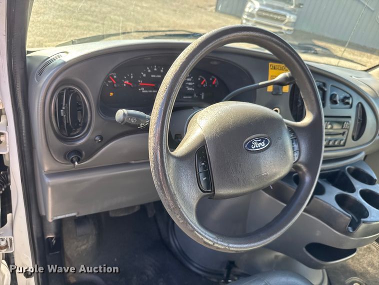 image for item NU9689 2007 Ford E350 Super Duty shuttle bus