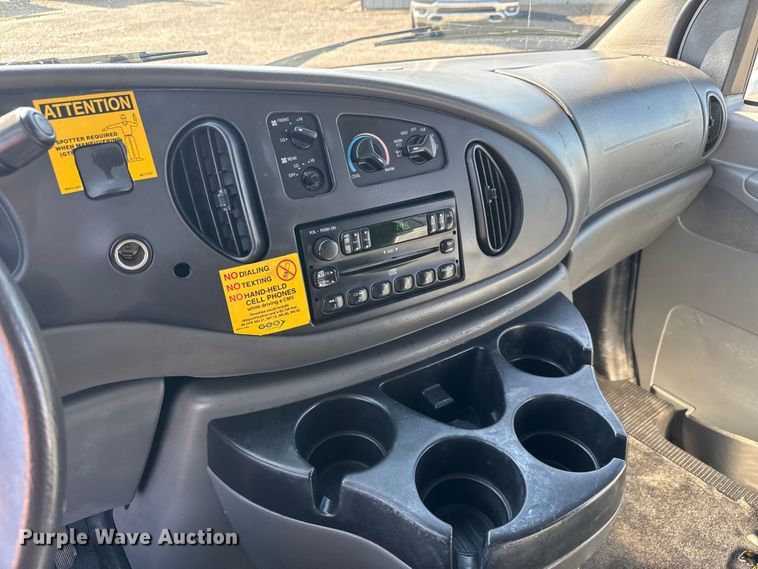 image for item NU9689 2007 Ford E350 Super Duty shuttle bus