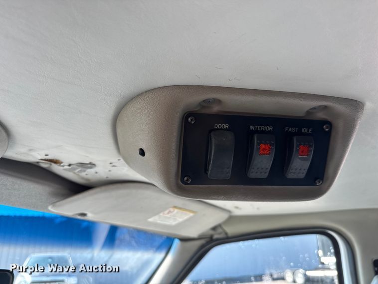 image for item NU9689 2007 Ford E350 Super Duty shuttle bus