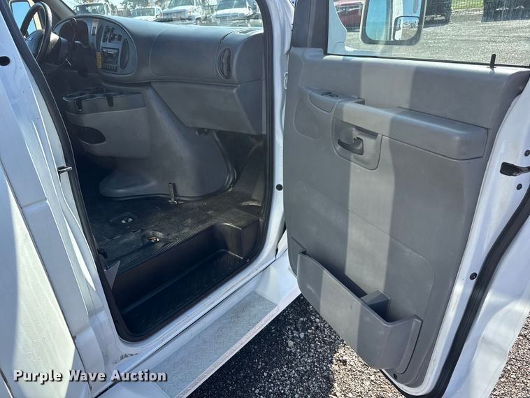 image for item NU9689 2007 Ford E350 Super Duty shuttle bus