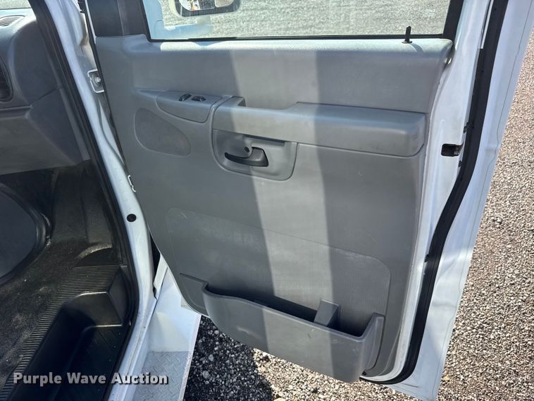 image for item NU9689 2007 Ford E350 Super Duty shuttle bus