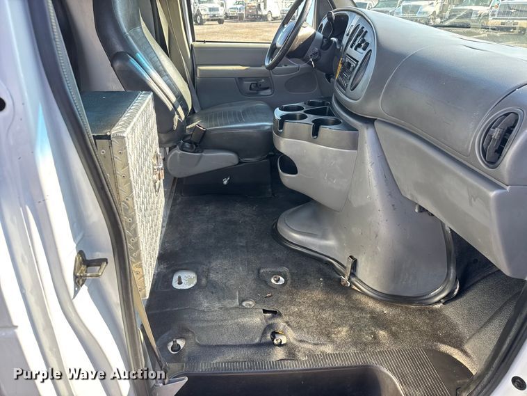 image for item NU9689 2007 Ford E350 Super Duty shuttle bus