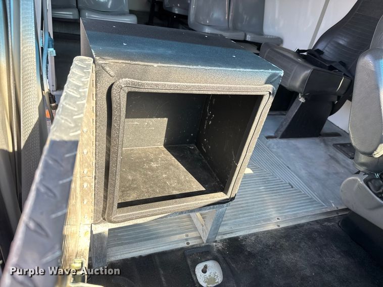 image for item NU9689 2007 Ford E350 Super Duty shuttle bus