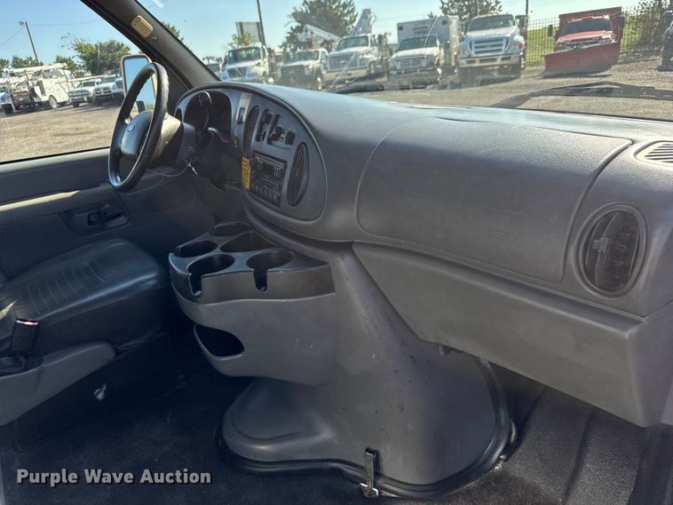 image for item NU9689 2007 Ford E350 Super Duty shuttle bus