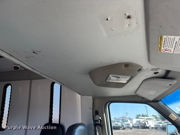 image for item NU9689 2007 Ford E350 Super Duty shuttle bus