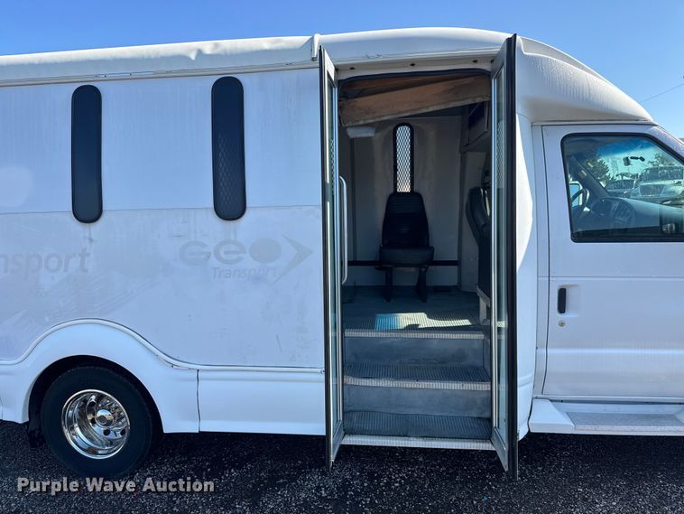 image for item NU9689 2007 Ford E350 Super Duty shuttle bus