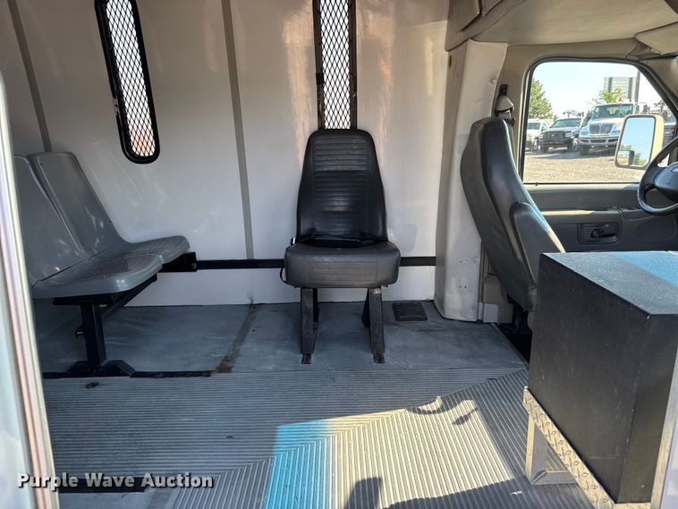image for item NU9689 2007 Ford E350 Super Duty shuttle bus