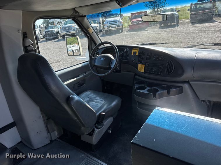 image for item NU9689 2007 Ford E350 Super Duty shuttle bus